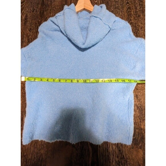 Free People Women’s Blue Textured Fuzzy Soft Cowl Neck Boxy Sweater Sz M N67 - Picture 6 of 7